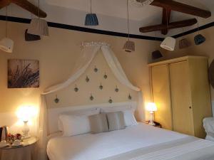 威尼斯丽都斯特拉别墅酒店的卧室配有白色的床和两盏灯。