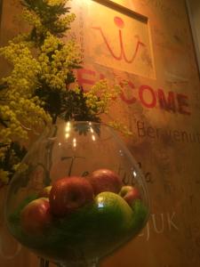 米兰阿斯普罗蒙特酒店的装满苹果和鲜花的玻璃瓶