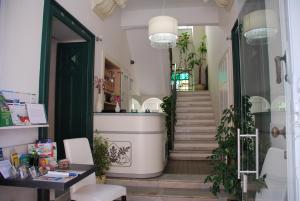 特罗佩阿维多利亚特罗佩亚住宿加早餐别墅酒店的走廊上设有楼梯,有门和楼梯