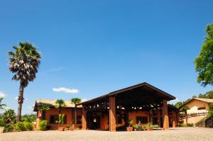 安帕鲁坎托达斯塔环保度假村的前面有棕榈树的建筑