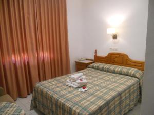 兰哈龙巴黎酒店的酒店客房 - 带两张床和床上的毛巾