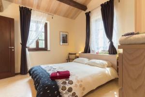 特拉西梅诺湖畔帕西尼亚诺十四世纪古朴卡萨莱酒店的一间卧室设有一张床和一个窗口