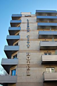 里斯本Lisbon City Hotel by City Hotels的建筑一侧的酒店标志