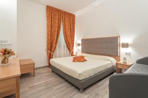 马萨布王阁斯戴尔宜欧酒店的酒店客房设有床和窗户。