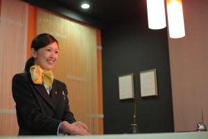 高山奥尔皮娜海达高山市Spa酒店的穿着西服的女人和黄色的领结