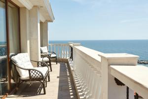 瓦尔纳Villa Katalina的阳台配有椅子,享有海景。