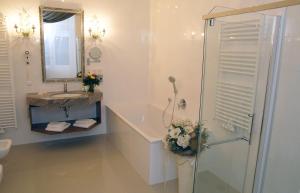 Schwebda斯洛斯沃尔夫斯布恩酒店的带淋浴和盥洗盆的白色浴室