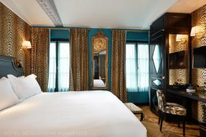 巴黎德约瑟芬波拿巴酒店的卧室配有一张床、一张书桌和窗户。