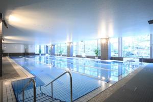 东京东京大崎大和鲁内酒店的大楼内的大型游泳池