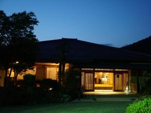 松本桃山旅馆的夜晚有灯的房子
