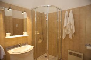 利勒鲁斯弗约穆兰汽车旅馆的带淋浴和盥洗盆的浴室