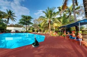 奥兰加巴德Ambassador Ajanta Hotel, Aurangabad的一群人坐在游泳池周围