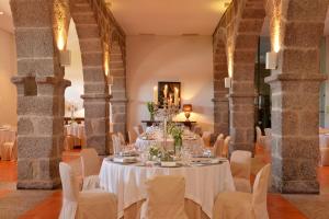吉马良斯吉马良斯莫斯泰罗酒店的一张在大房间为婚礼准备的桌子,房间设有圆柱
