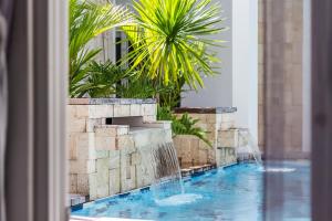 安吉利斯清风精品酒店的度假村内带瀑布的游泳池