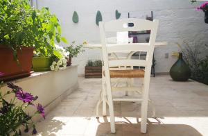 曼杜里亚Civico 2的花草庭院的白色椅子