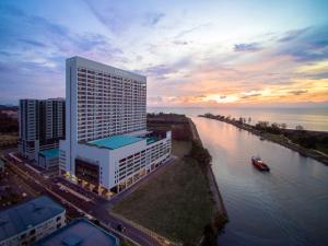 米里普尔曼美里海滨酒店的享有河边一座大建筑的空中景色