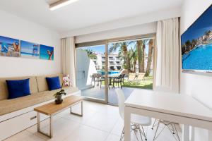 帕尔马诺瓦卡斯萨博尼尔斯海滩酒店的客厅配有沙发和桌子