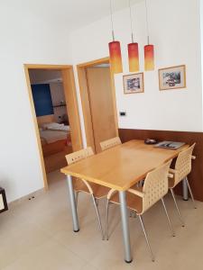 诺维格勒伊斯特拉Apartment Lency的一间带木桌和椅子的用餐室