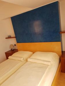 诺维格勒伊斯特拉Apartment Lency的一间卧室配有一张蓝色床头板的床