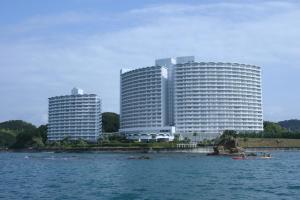 田边市南纪田边哈维斯特酒店的两座高楼,在一大片水面上