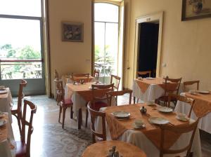 Hotel Villa della Quercia餐厅或其他用餐的地方