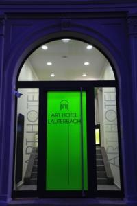 凯撒斯劳滕劳特巴赫艺术酒店的建筑物前有绿色标志的门