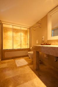 费特希耶阿兰斯塔帆船酒店的浴室配有卫生间、盥洗盆和淋浴。