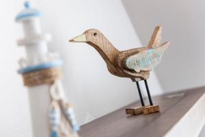 文尼斯塔特叙尔特杜密兹酒店的架子上的木鸟像