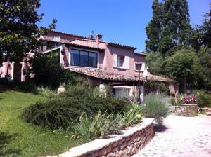 胡安莱潘Villa l'Air du temps的院子前有石墙的房子