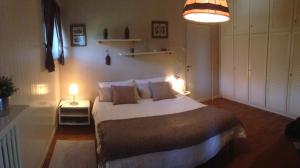 奥斯塔Maison Bibian的一间卧室配有一张大床,两盏灯