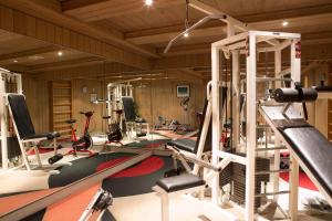 Dolomites Wellness Hotel Savoy的健身中心和/或健身设施