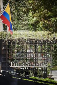 波哥大Four Seasons Hotel Bogota的建筑物前的旗帜,有标志