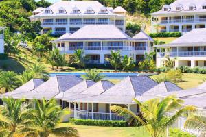 Saint PhilipsResidences at Nonsuch Bay Antigua - Room Only - Self Catering的棕榈树度假村的阿里尔景观