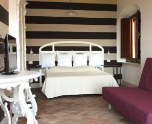 陶尔米纳Casa Via del Mare的卧室配有白色的床和沙发