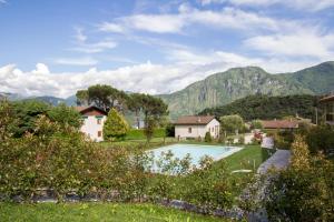 伦诺Appartamenti Zerboni的一座别墅,其背景是游泳池和山脉