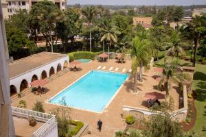 埃尔多雷特Sirikwa Hotel的享有度假村游泳池的顶部景致