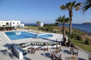 克里希阿克提帕罗斯岛波塞冬Spa酒店的一个带椅子的游泳池,享有海景
