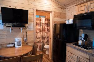 莱文沃思Leavenworth Camping Resort Cottage 7的一间带桌子和冰箱的小厨房