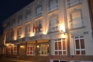 托梅略索拉莫玛酒店的一面有旗帜的建筑