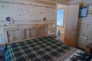 莱文沃思Leavenworth Camping Resort Cottage 5的小木屋内一间卧室,配有一张床