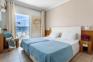 斯基亚索斯镇Hotel Akti的酒店客房,配有一张带蓝色毯子的床