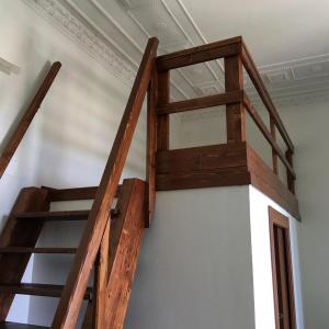 托尔托雷托Appartamento Esmeralda的天花板的房间内的木楼梯