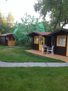派尔努园中屋度假公园的院子内带桌椅的小小屋