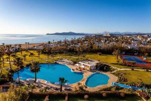 米迪克斯密尔码头Spa酒店的享有带游泳池和海洋的度假村的空中景致