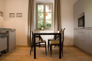 拉古多Frühmesserhaus Refugium zu Sanct Kassian的厨房配有桌椅和窗户。
