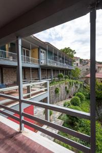 安德里塞纳塞奥克塞尼亚酒店的从大楼的阳台上可欣赏到风景