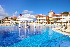 蓬塔卡纳Bahia Principe Grand Aquamarine - Adults Only All Inclusive的度假村的游泳池,带凉亭