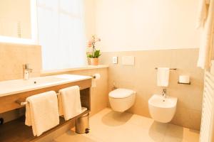 埃尼亚达斯阿尔特市政厅旅馆的浴室配有白色卫生间和盥洗盆。