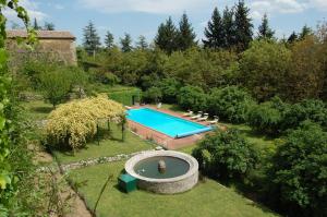 基安蒂盖奥勒Badia a Coltibuono Wine Resort & Spa的花园游泳池的顶部景色