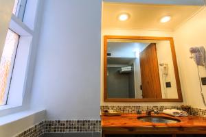 拉安戈斯图拉镇远方宾馆的一间带水槽和镜子的浴室